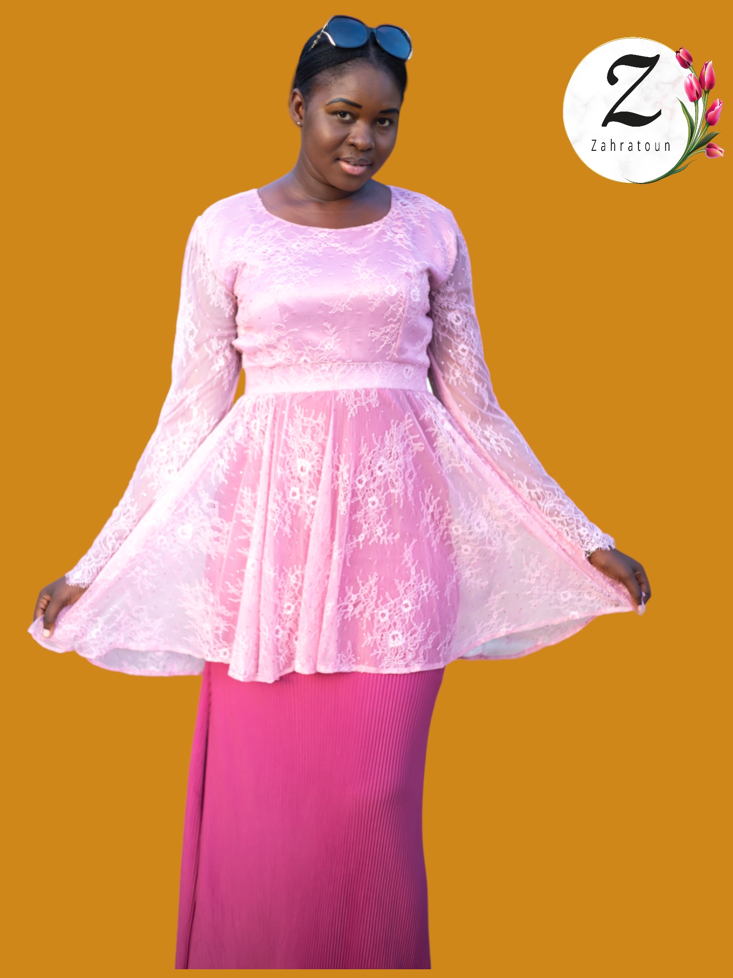 Robe dentelle et plissée rose bonbon