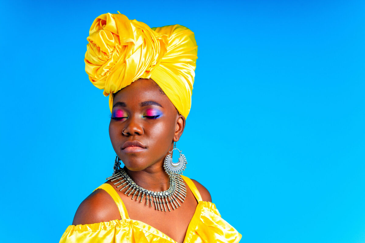 Femme portant une tenue africaine moderne élégante