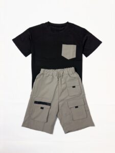 Ensemble tee-shirt noir et short cargo gris pour enfant